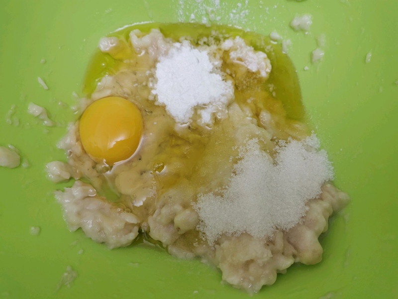 Nghỉ lễ làm món bánh chuối xốp mềm thơm ngon-2