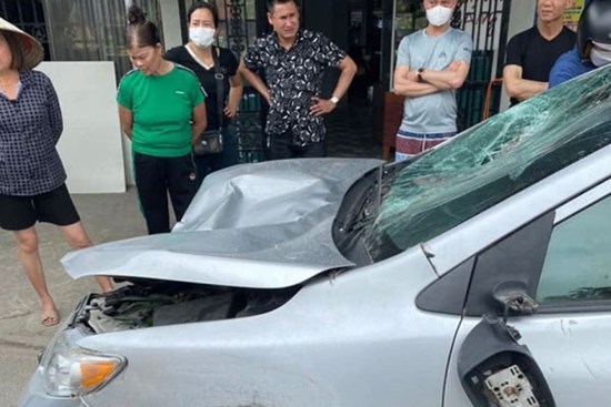 Ô tô tông chết hai người đi bộ ở Hải Phòng