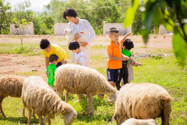 4 bà mẹ đảm đang đông con nhất showbiz Việt-7