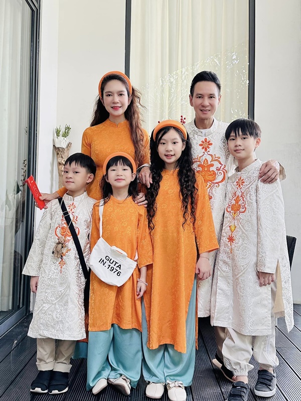 4 bà mẹ đảm đang đông con nhất showbiz Việt-11