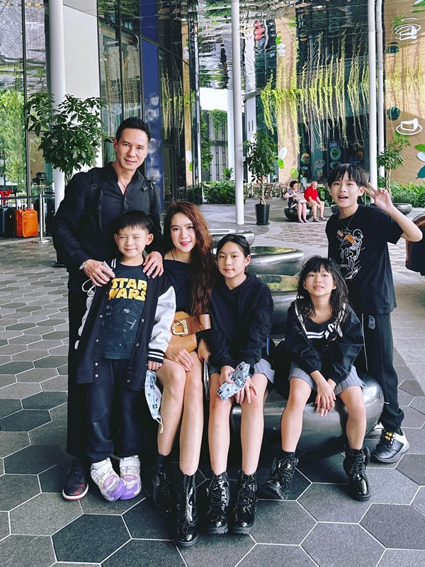 4 bà mẹ đảm đang đông con nhất showbiz Việt-12