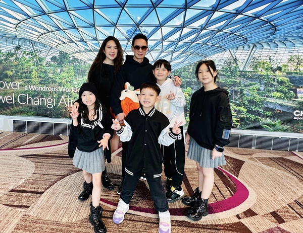 4 bà mẹ đảm đang đông con nhất showbiz Việt-13