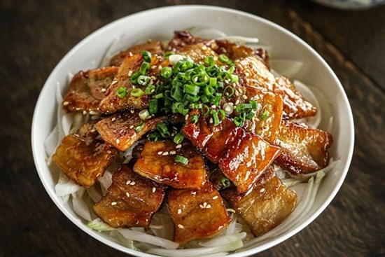 Thịt ba chỉ làm theo cách này vừa ngon miệng, hao cơm lại nhanh gọn