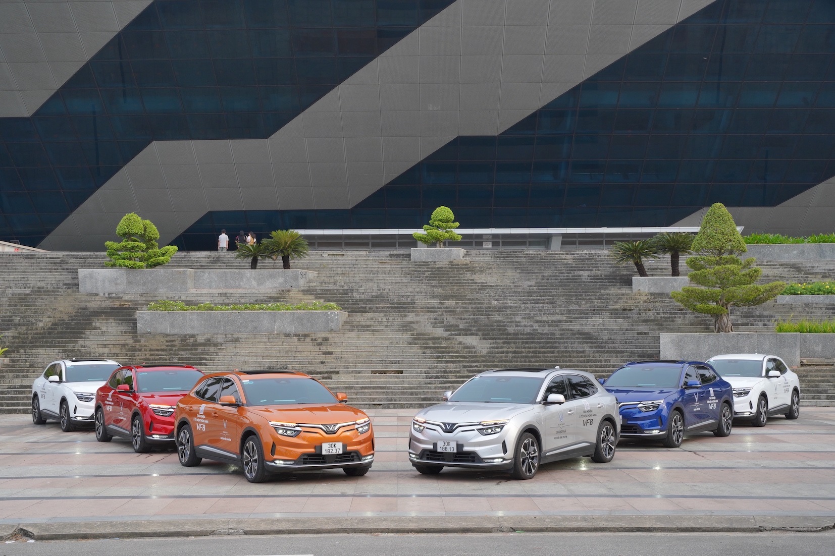 Dàn xe điện VinFast sắc màu khuấy động đường phố Đà Nẵng-1