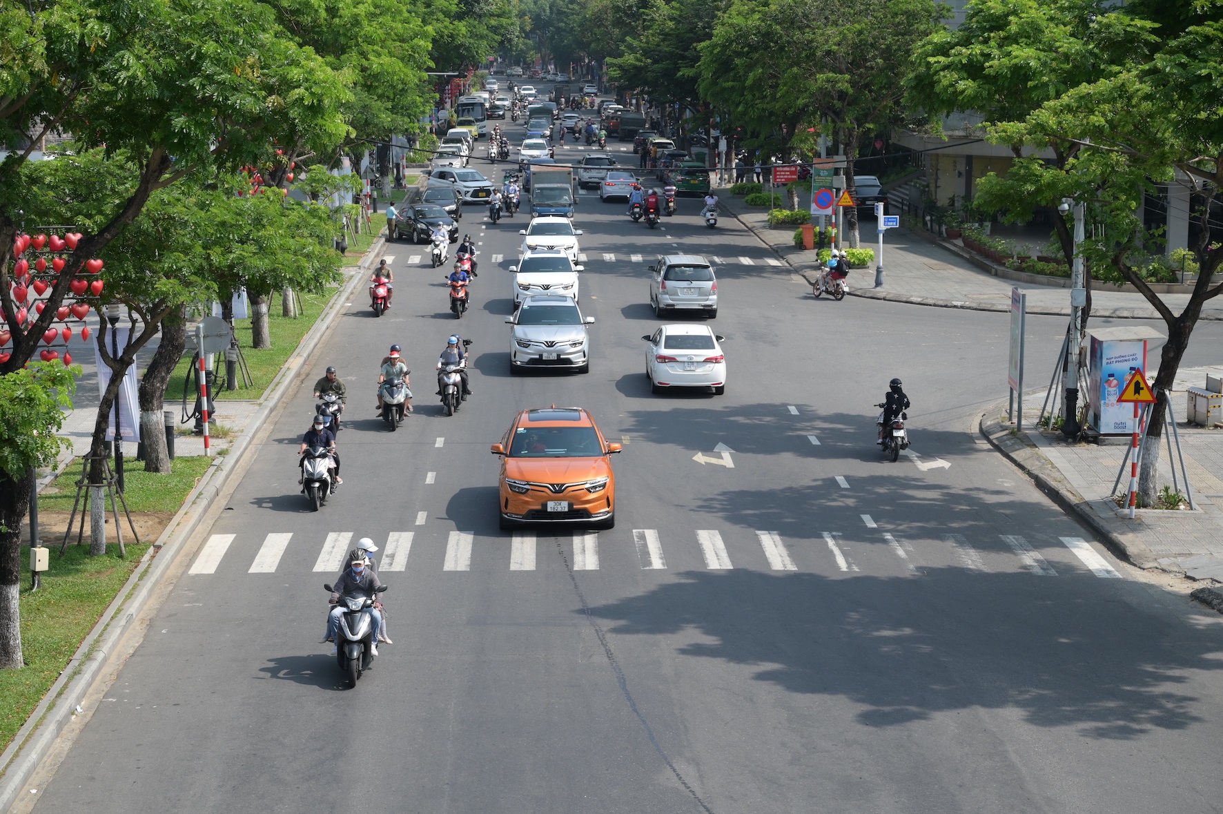 Dàn xe điện VinFast sắc màu khuấy động đường phố Đà Nẵng-3