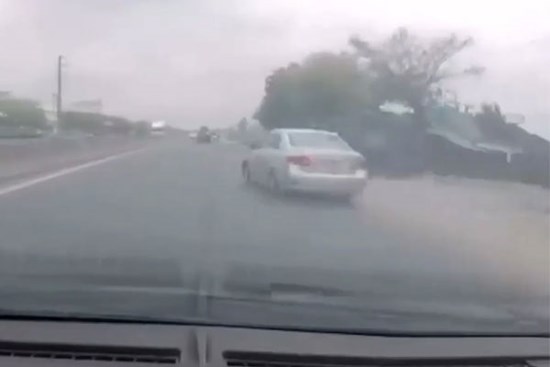 Khoảnh khắc ôtô tông chết 2 người đi bộ