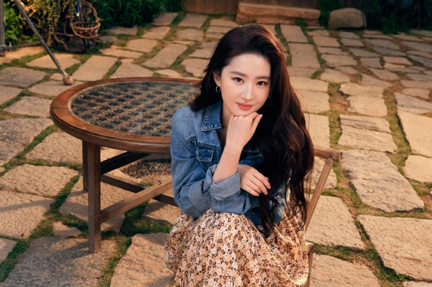 Chiêu rửa mặt đặc biệt giúp làn da tuổi 36 của Lưu Diệc Phi vẫn căng mướt, trắng mịn-1