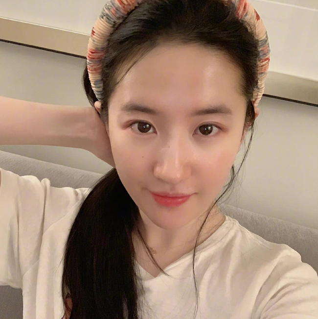 Chiêu rửa mặt đặc biệt giúp làn da tuổi 36 của Lưu Diệc Phi vẫn căng mướt, trắng mịn-2