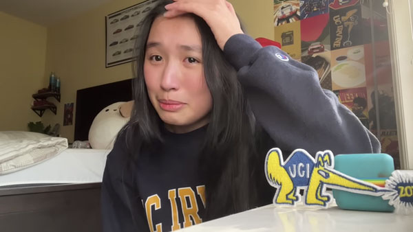 Biểu cảm lạ của anh trai Jenny Huỳnh khi hay tin em gái đậu ĐH top 3 thế giới-3