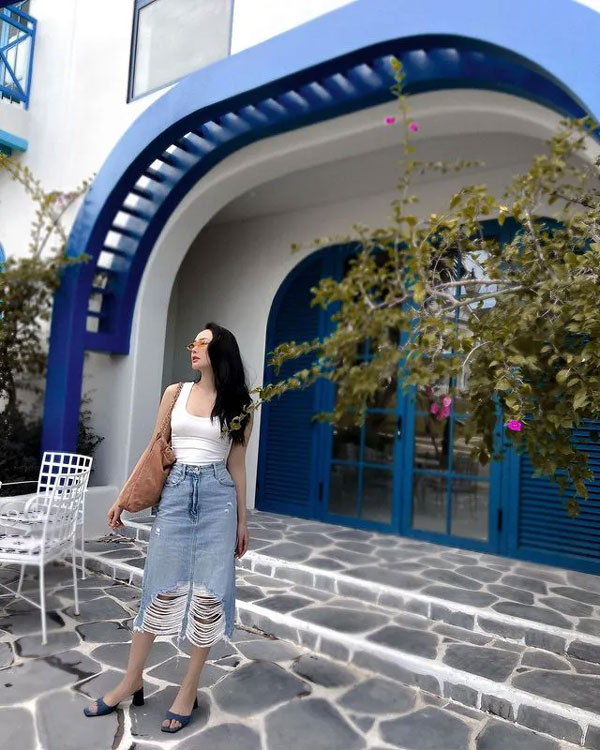 7 cách phối chân váy denim dáng dài của các người đẹp Việt-4