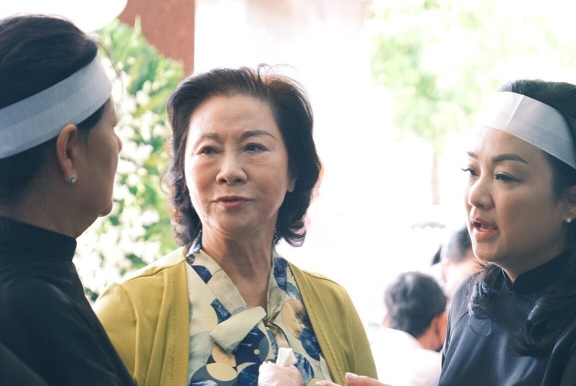 Diễn viên Cảnh sát hình sự Hồng Đức nắm chặt tay vợ rồi ra đi-1