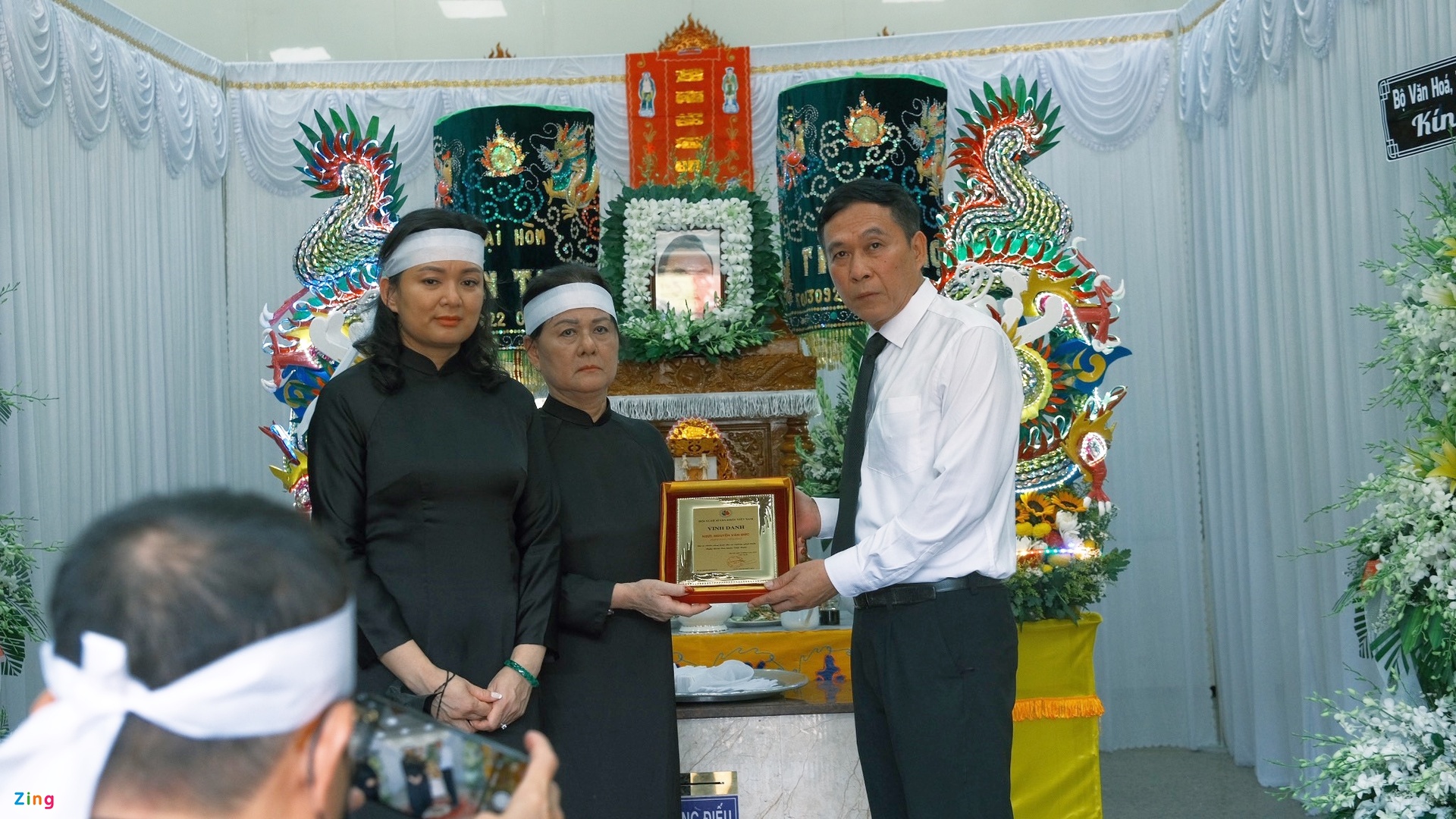 Diễn viên Cảnh sát hình sự Hồng Đức nắm chặt tay vợ rồi ra đi-2