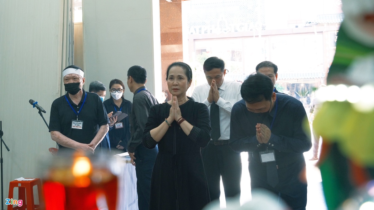 Diễn viên Cảnh sát hình sự Hồng Đức nắm chặt tay vợ rồi ra đi-3