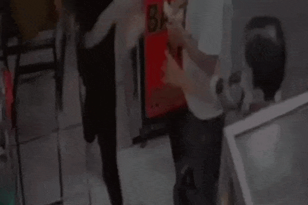 Nhân viên quăng bánh mì xuống đất cho người bán vé số: Chủ tiệm nói gì?-1