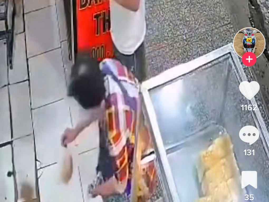 Nhân viên quăng bánh mì xuống đất cho người bán vé số: Chủ tiệm nói gì?-2