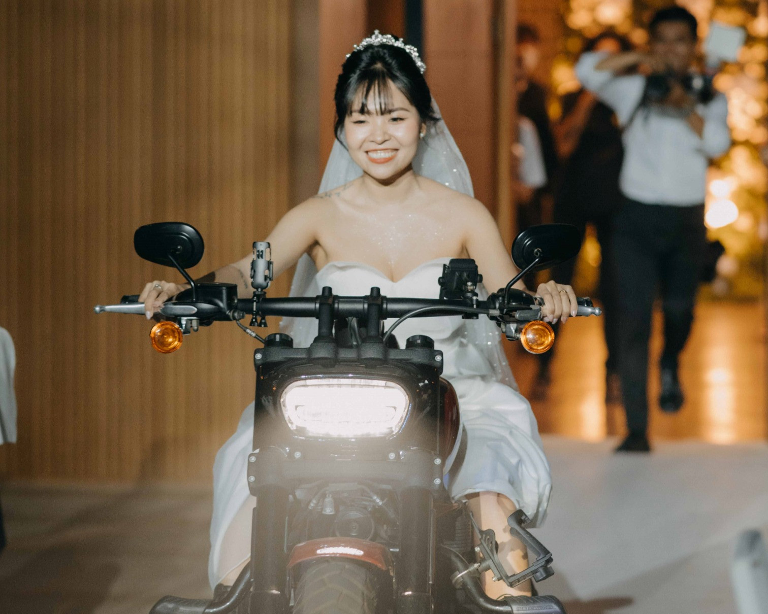 Đam mê tốc độ, cô dâu TP.HCM lái xe 1.800 phân khối vào lễ đường-3