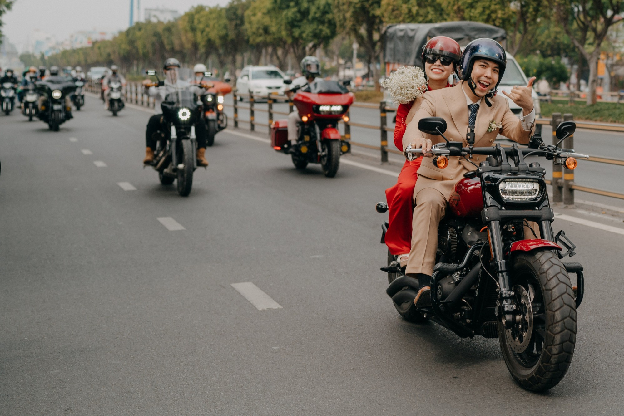 Đam mê tốc độ, cô dâu TP.HCM lái xe 1.800 phân khối vào lễ đường-4