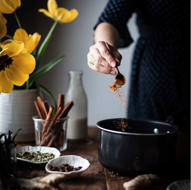 Giải độc cơ thể và giảm cân hiệu quả với món latte nghệ cực kỳ dễ làm-2