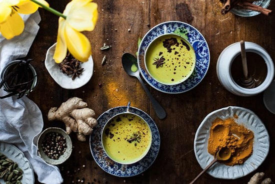 Giải độc cơ thể và giảm cân hiệu quả với món latte nghệ cực kỳ dễ làm