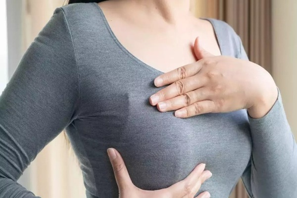 Nhờ thói quen của con gái mắc bệnh Down, người mẹ phát hiện bị ung thư, hành trình chữa bệnh thật đáng khâm phục-3