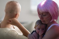Nhờ thói quen của con gái mắc bệnh Down, người mẹ phát hiện bị ung thư, hành trình chữa bệnh thật đáng khâm phục
