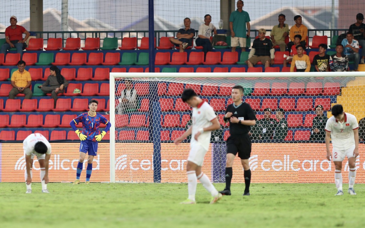 Hành động đặc biệt của HLV Troussier với cầu thủ U22 Việt Nam phản lưới nhà-1