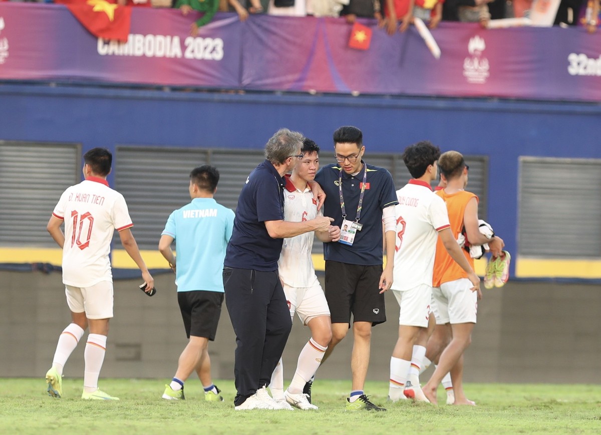 Hành động đặc biệt của HLV Troussier với cầu thủ U22 Việt Nam phản lưới nhà-2