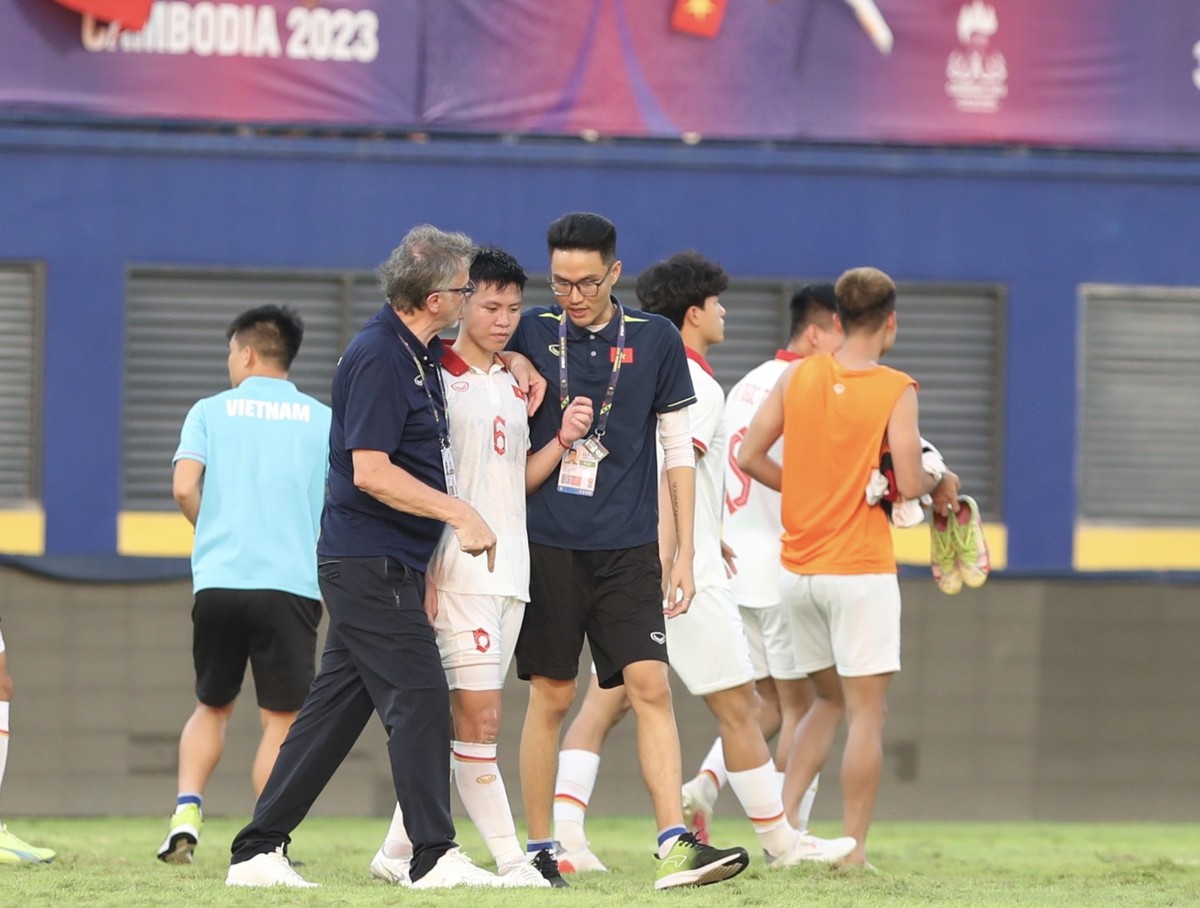Hành động đặc biệt của HLV Troussier với cầu thủ U22 Việt Nam phản lưới nhà-3