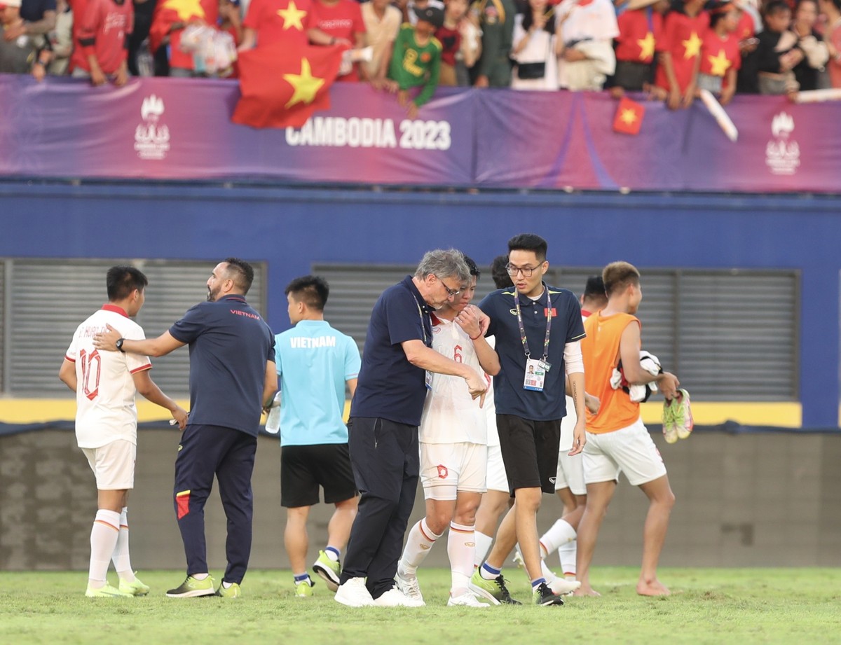 Hành động đặc biệt của HLV Troussier với cầu thủ U22 Việt Nam phản lưới nhà-4