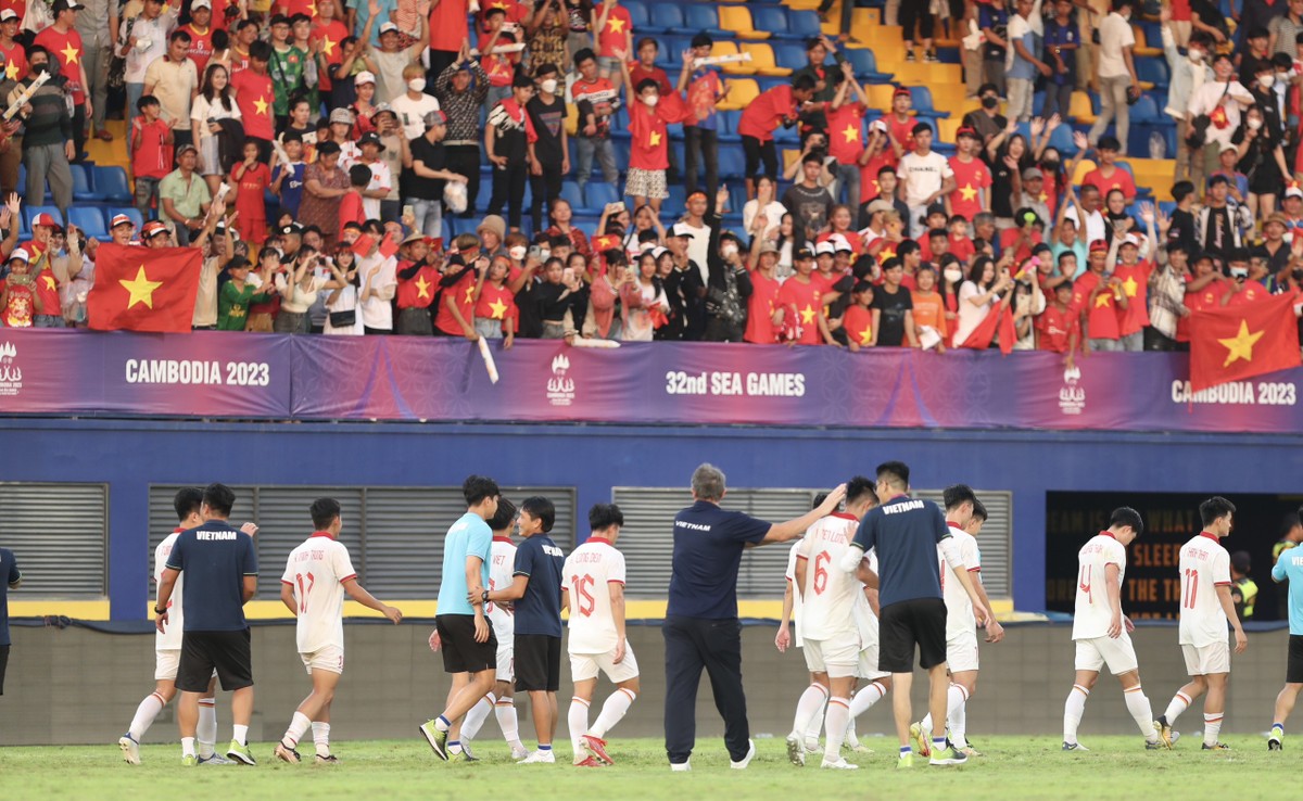 Hành động đặc biệt của HLV Troussier với cầu thủ U22 Việt Nam phản lưới nhà-5