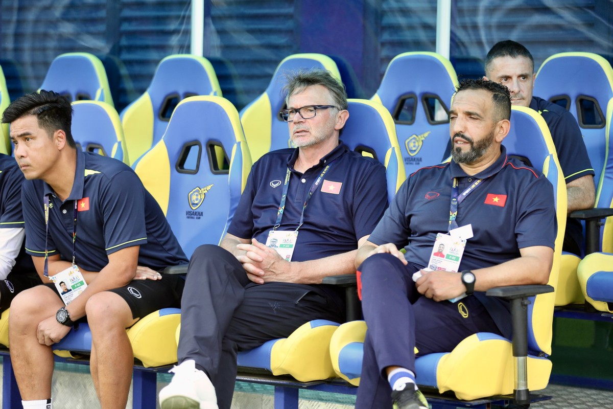 Hành động đặc biệt của HLV Troussier với cầu thủ U22 Việt Nam phản lưới nhà-6