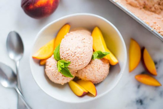 Làm kem đào sữa chua mát lạnh cho ngày hè