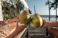 Uống nước dừa vào buổi sáng mùa hè, cơ thể sẽ có nhiều thay đổi vô cùng bất ngờ