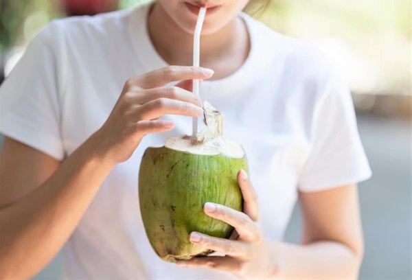 Uống nước dừa vào buổi sáng mùa hè, cơ thể sẽ có nhiều thay đổi vô cùng bất ngờ-2