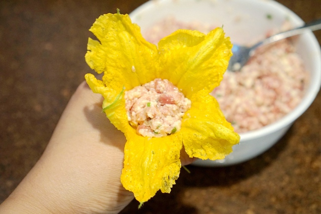 Cách nấu canh hoa bí nhồi thịt mềm ngọt thanh mát-5