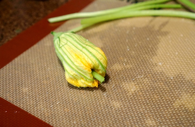 Cách nấu canh hoa bí nhồi thịt mềm ngọt thanh mát-6