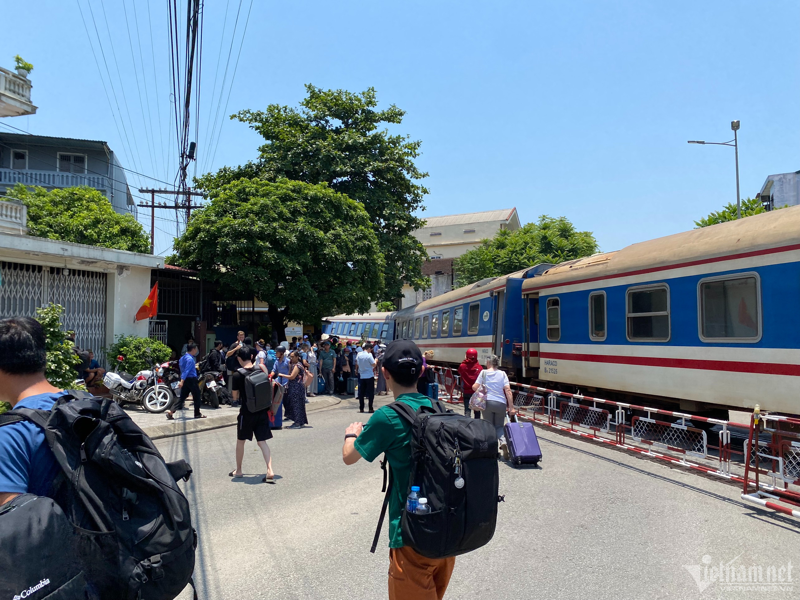 Tàu SE1 chở hơn 350 khách trật khỏi đường ray ở Huế-1