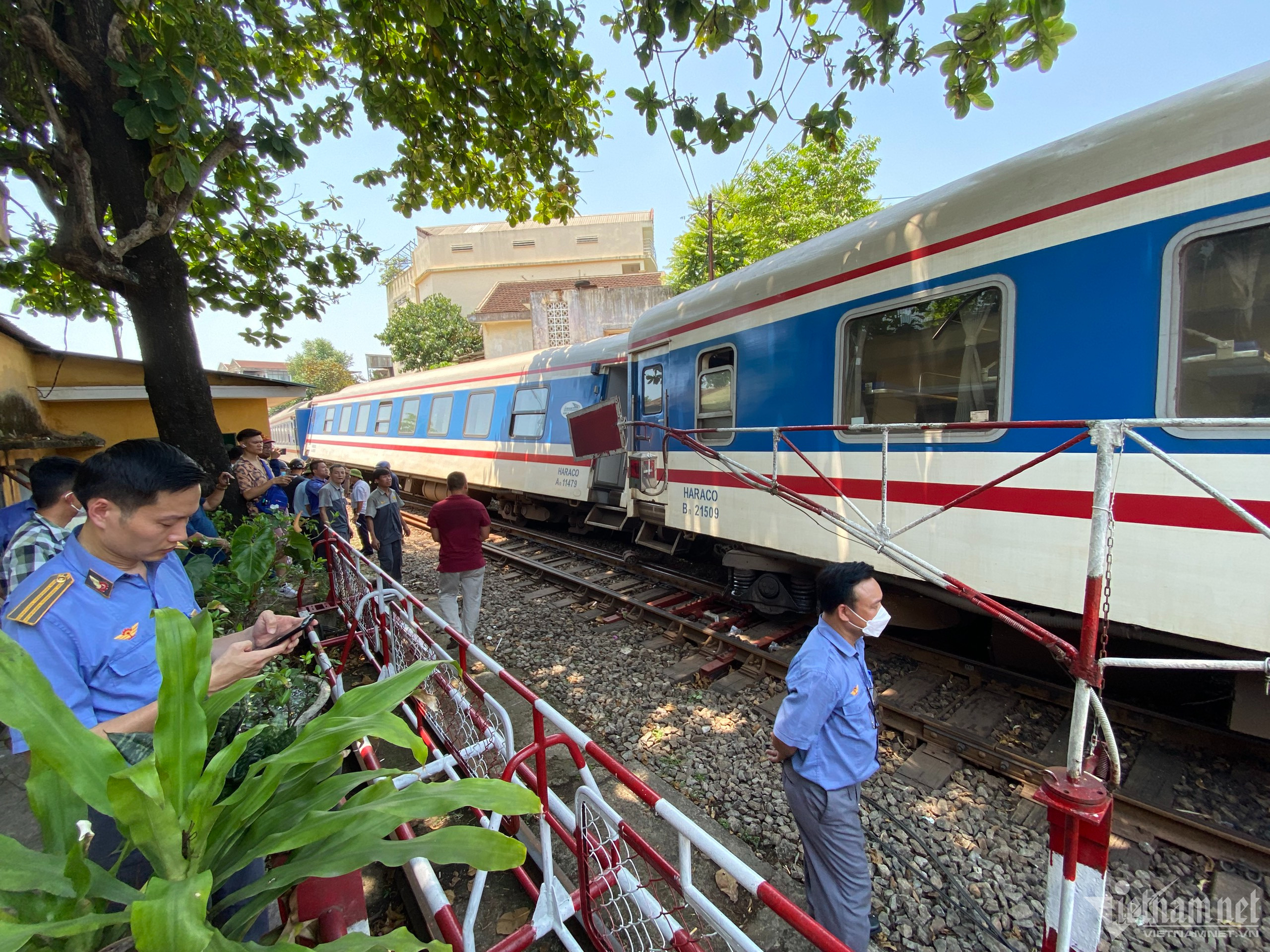 Tàu SE1 chở hơn 350 khách trật khỏi đường ray ở Huế-2