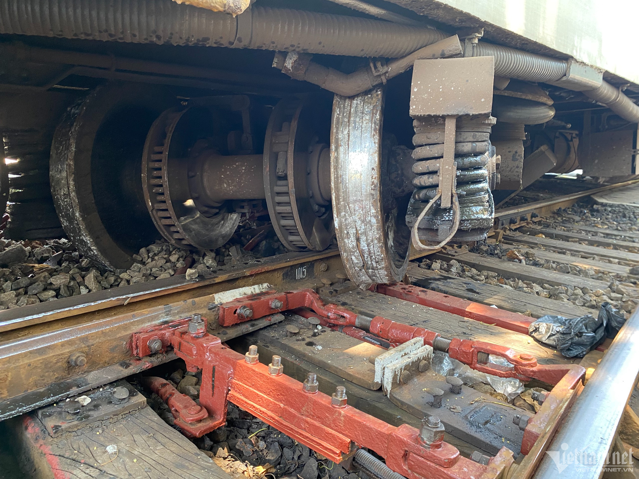 Tàu SE1 chở hơn 350 khách trật khỏi đường ray ở Huế-4