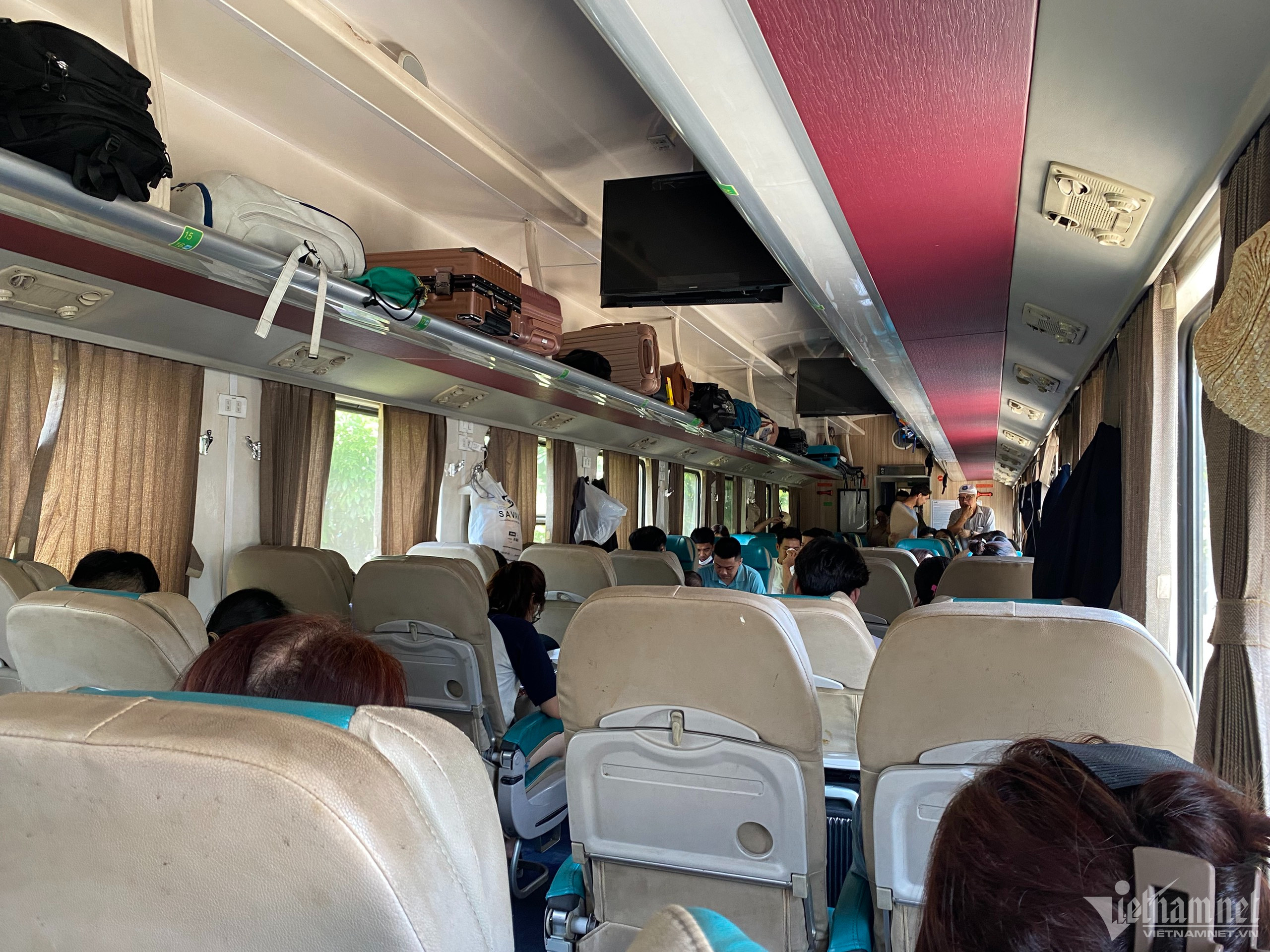 Tàu SE1 chở hơn 350 khách trật khỏi đường ray ở Huế-5