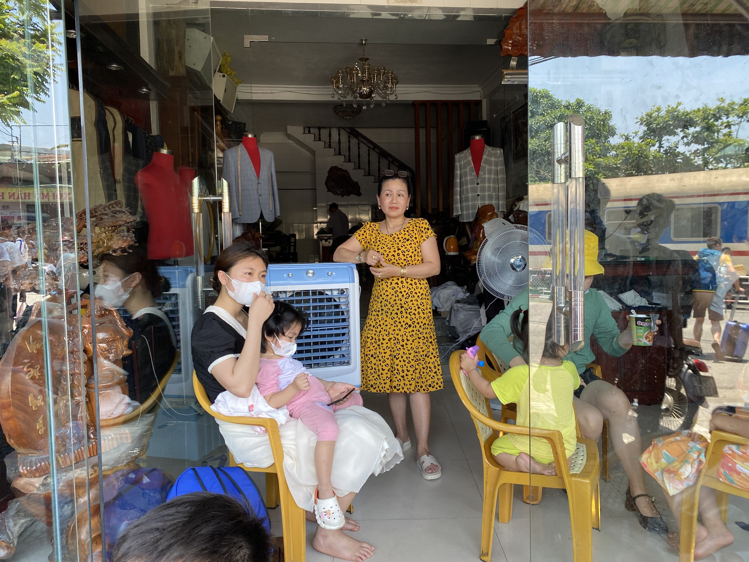 Tàu SE1 chở hơn 350 khách trật khỏi đường ray ở Huế-7