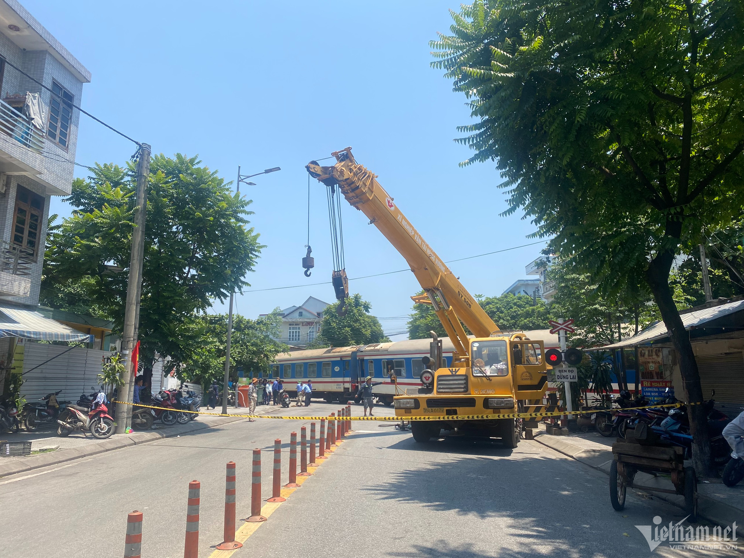 Tàu SE1 chở hơn 350 khách trật khỏi đường ray ở Huế-8