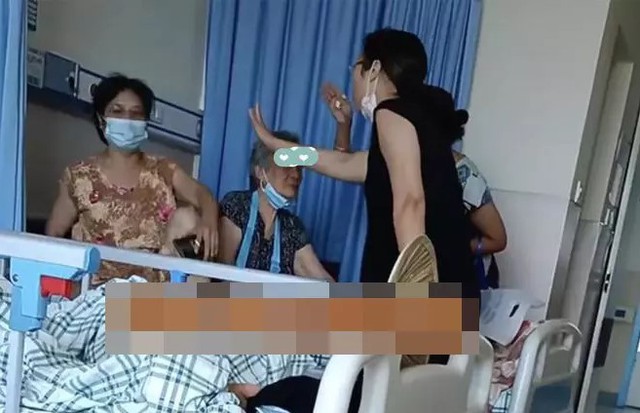 Mẹ già ngồi trên giường bệnh đau đớn nhìn cảnh 3 con gái cãi nhau việc chăm mình mà không ngại xỉa xói, miệt thị nhau vì không ai muốn ở lại-1