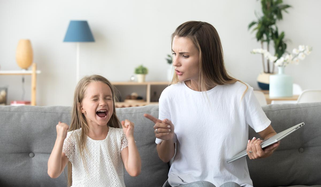 Mẹ già ngồi trên giường bệnh đau đớn nhìn cảnh 3 con gái cãi nhau việc chăm mình mà không ngại xỉa xói, miệt thị nhau vì không ai muốn ở lại-2