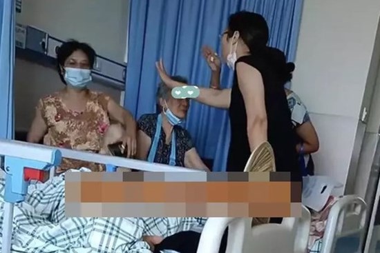 Mẹ già ngồi trên giường bệnh đau đớn nhìn cảnh 3 con gái cãi nhau việc chăm mình mà không ngại xỉa xói, miệt thị nhau vì không ai muốn ở lại