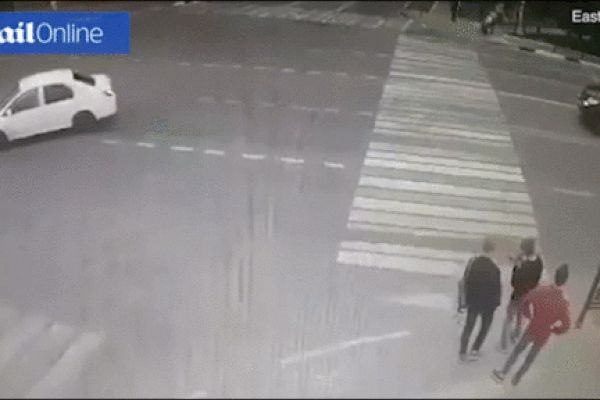 Clip: Ô tô mất lái, nữ tài xế tông 3 thanh niên văng lên không