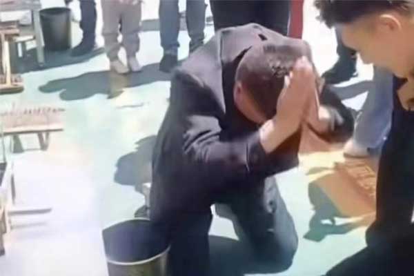 Chủ quán ăn quỳ gối xin lỗi khách ở Trung Quốc-1