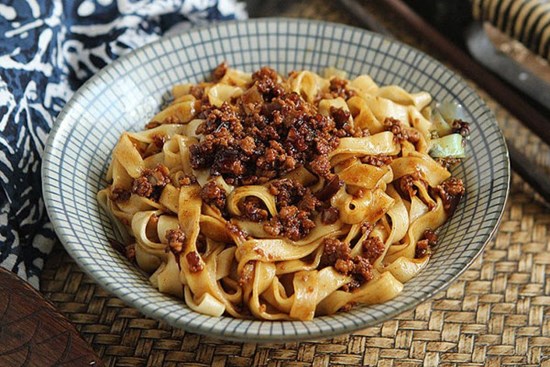 Mua được ít mì tươi, đem nấu vội kiểu này cũng được món ăn sáng ngon lại không thiếu chất