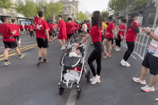 Người mẹ chạy marathon suốt 13 km cùng em bé 6 tháng tuổi