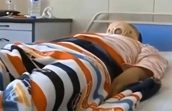 Cứu người nhảy lầu, nhân viên bảo vệ lại bị người nhà chửi mắng-1